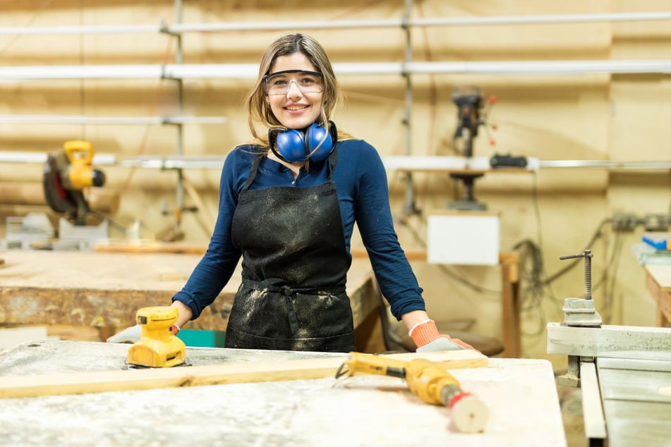 Die Arbeit mit dem Werkstoff Holz macht der angehenden Tischlerin sichtlich Freude. Trotzdem ist sie eine Exotin: Viele Mädchen haben Scheu vor Handwerksberufen.