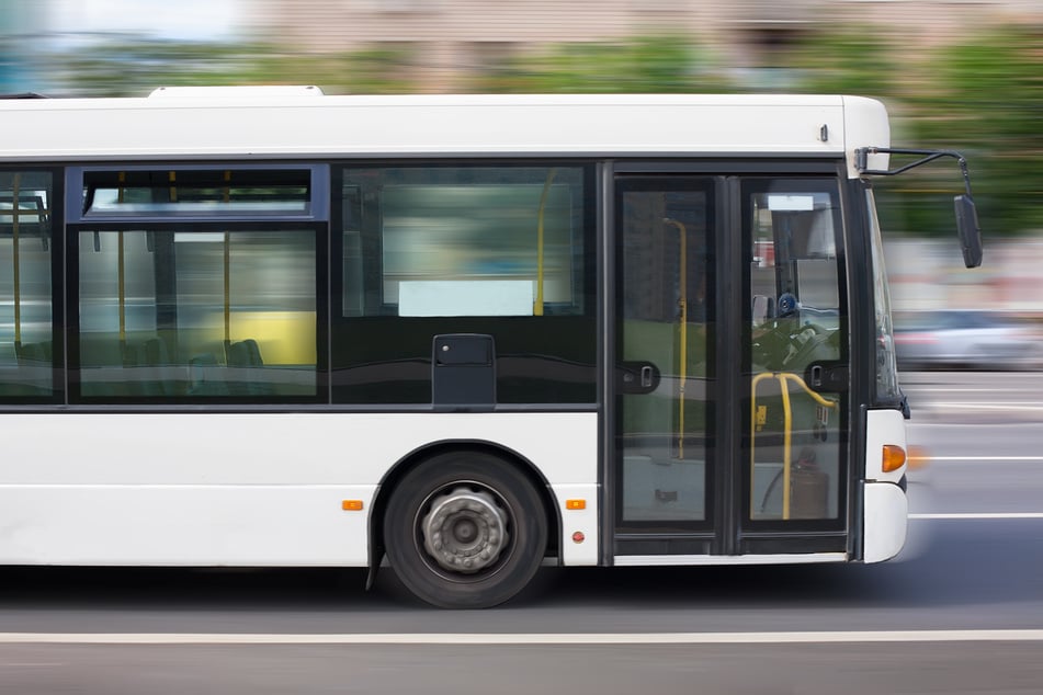 Dass der Teenager den Bus stehlen konnte, lag laut Polizei daran, dass der Zündschlüssel noch steckte. (Symbolbild)