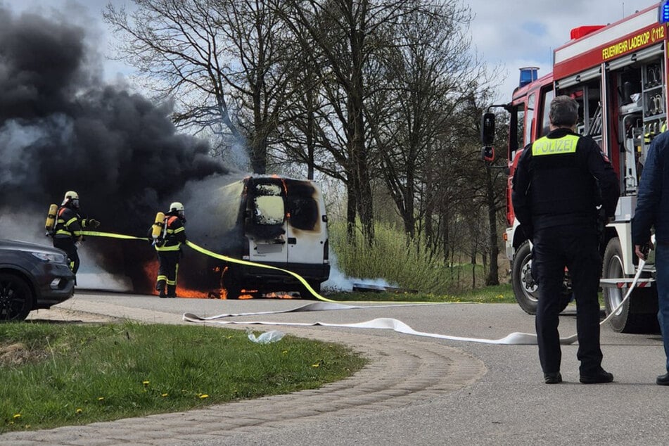 In Jork ist ein Transporter am Donnerstagvormittag mitten auf der Straße in Brand geraten.
