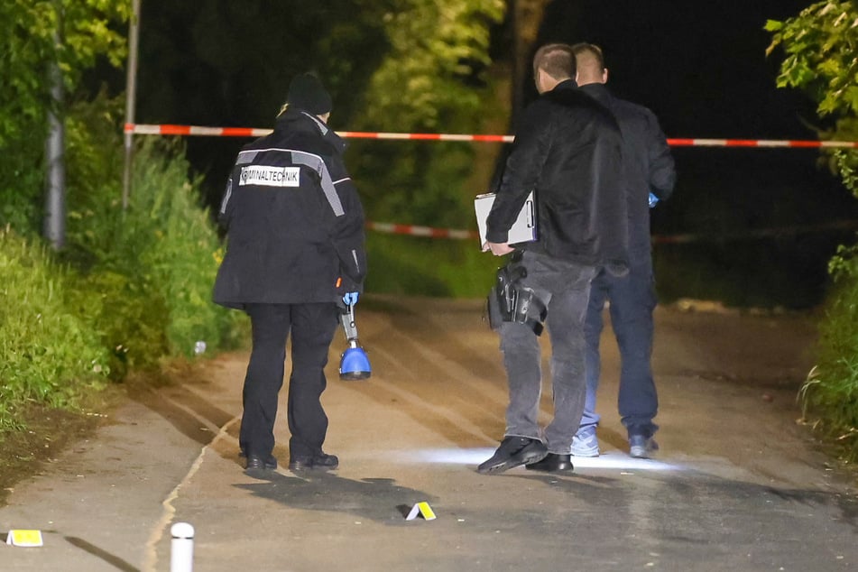 Streit auf offener Straße eskaliert, ein Mann schwer verletzt: Heli sucht nach Täter