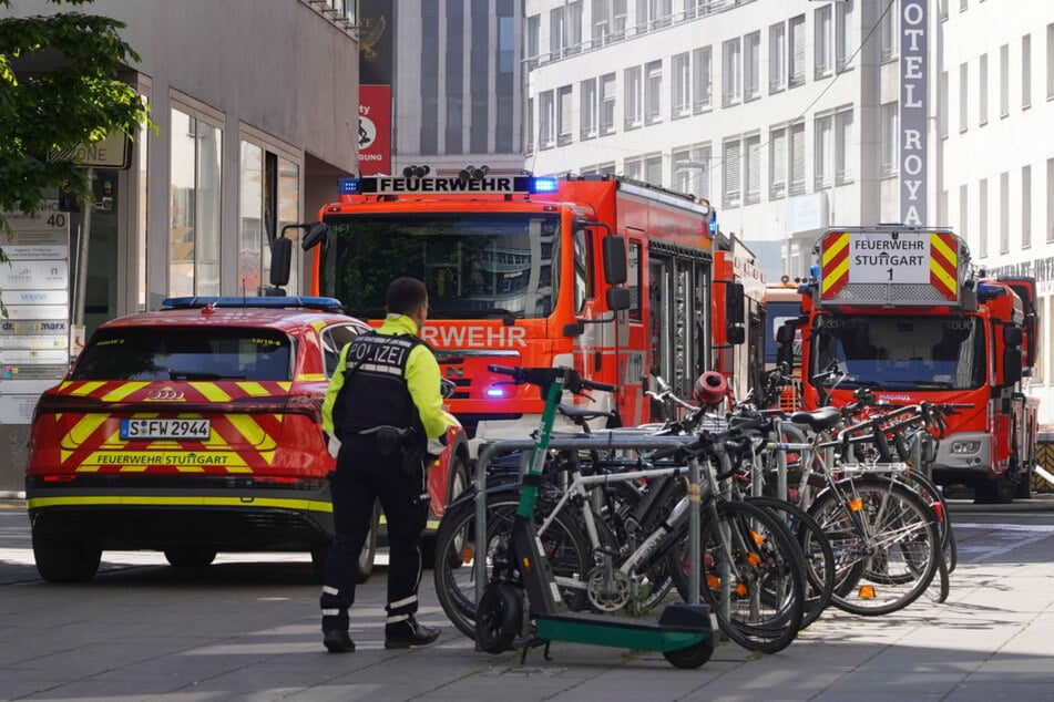 Die Feuerwehr rückte mit mehreren Einsatzwagen an.