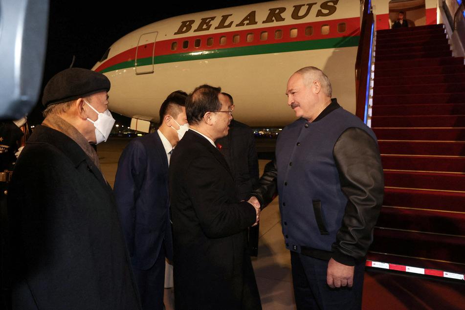 Belarus-Diktator Alexander Lukaschenko (68) ist in Peking gelandet. Er will mit China über eine vertiefte militärische Zusammenarbeit sprechen.
