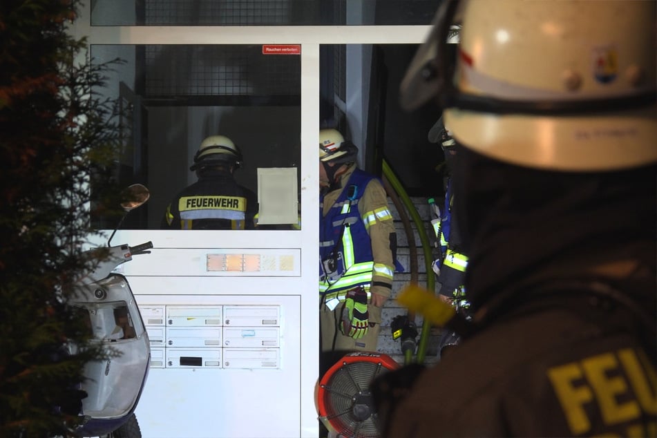 Die Feuerwehrleute suchten nach weiteren Bewohnern in dem Mehrfamilienhaus.