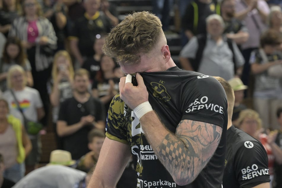 Nach neun Jahren beim HC Elbflorenz verließ der Rückraumspieler den Verein im Sommer 2024. Bei seinem Abschied flossen viele Tränen.