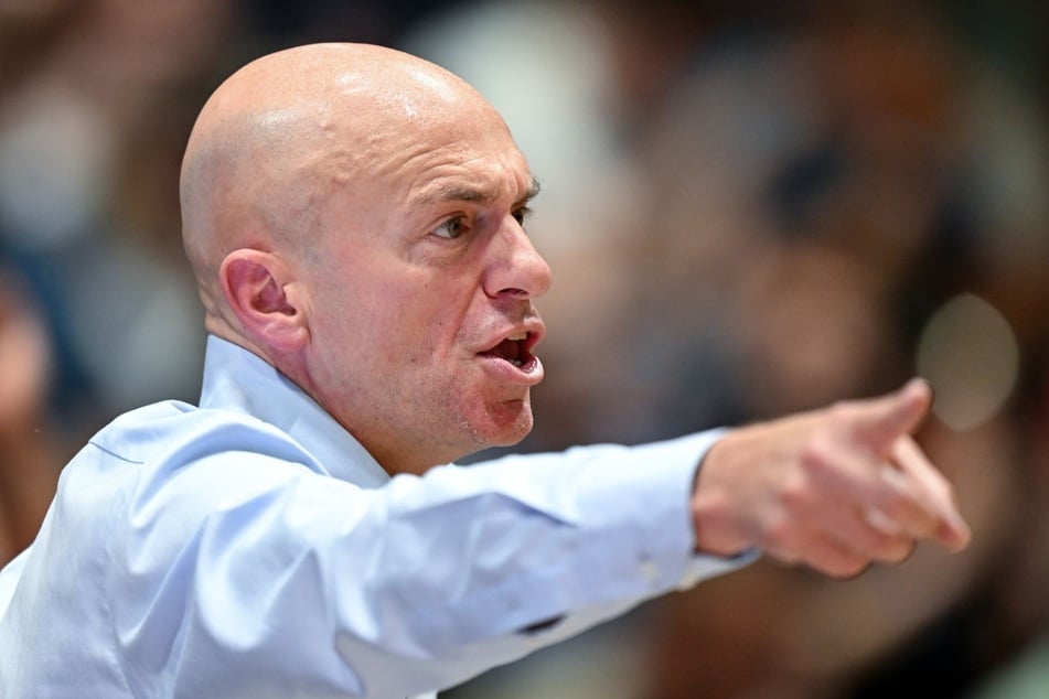 Niners-Trainer Rodrigo Pastore fand nach der Niederlage gegen Alba Berlin lobende und kritische Worte.