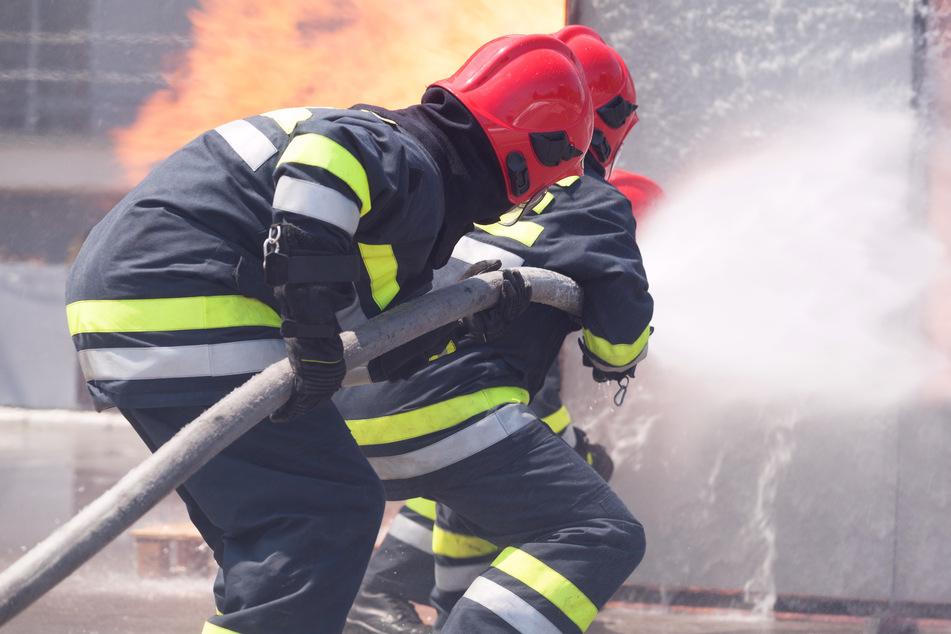 Feuerwehr ertappt Feuerteufel auf frischer Tat, dann eskaliert die Situation