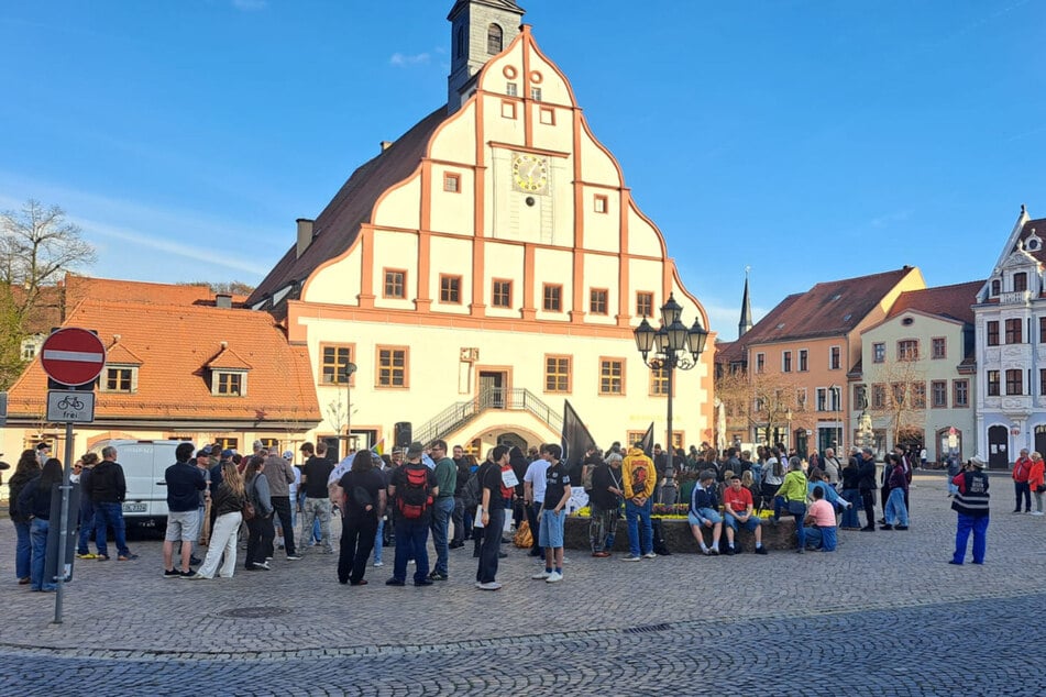 Etwa 150 Personen versammelten sich auf dem Markt in Grimma.
