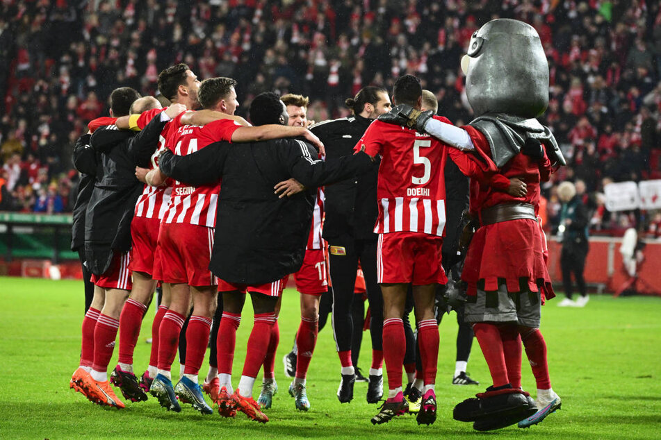 Die Union-Kicker feiern gemeinsam mit Maskottchen Ritter Keule den Einzug ins Viertelfinale des DFB-Pokals.