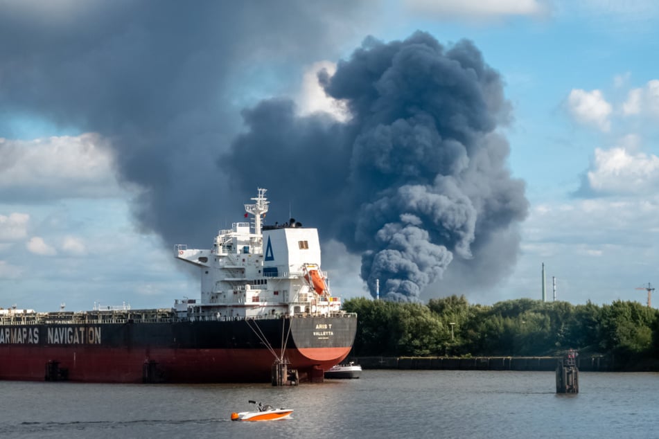 Eine dichte Rauchwolke war über den Hamburger Hafen zu sehen.