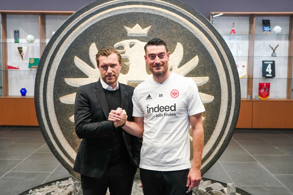 Eintracht Frankfurts Sportvorstand Markus Krösche (45, l.) hat seine Anforderungen an Coach Albert Riera (43) klar formuliert.