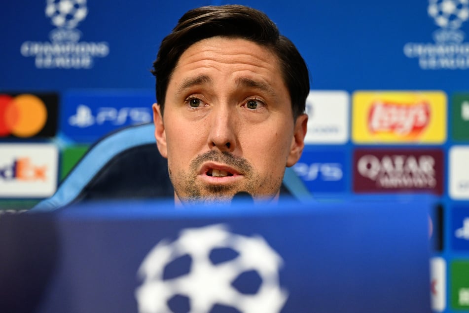 Bei der Pressekonferenz am Montag musste Co-Trainer Jan Fießer (38) den erkrankten Dino Toppmöller vertreten.