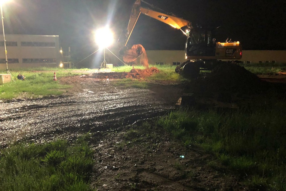 Auf einer Baustelle an der Jakobstraße wurde in der Nacht zum Sonntag der verdächtige Gegenstand freigelegt.