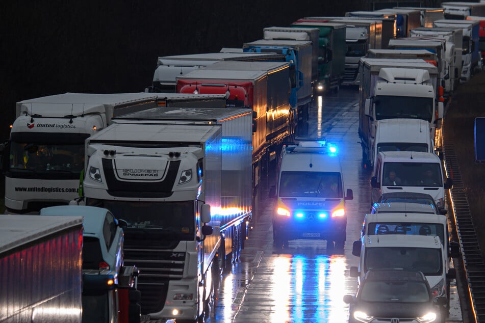 Unfall A4: Nach Crash zwischen Transporter und Auto: 10 Kilometer Stau auf A4!