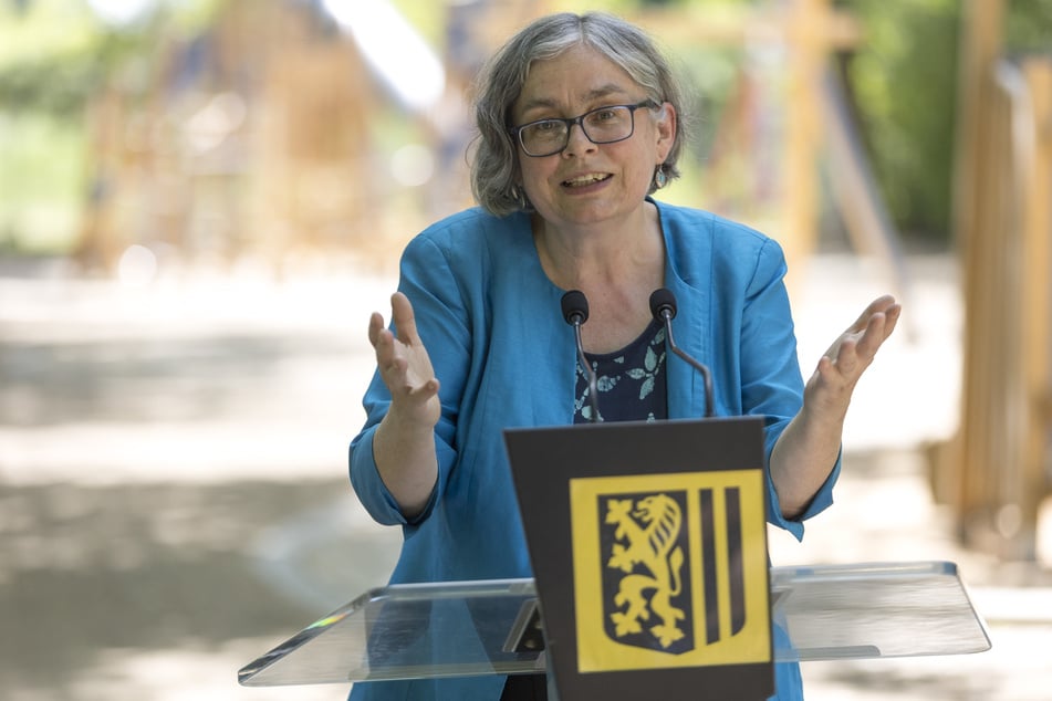 Umweltbürgermeisterin Eva Jähnigen (60, Grüne) setzt auf einen neuen Plan gegen das Altkleider-Chaos. Ob der aufgeht?