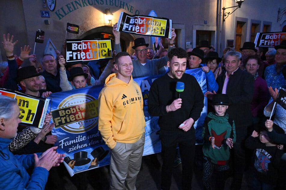 Pirna empfing am Dienstag Francesco Friedrich (35, l.) mit seinem Silberschatz aus Cortina.