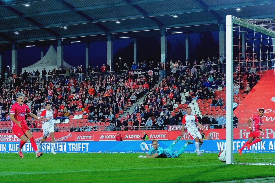 Paul-Philipp Besong (25, r.) traf in der ersten Hälfte beim Stand von 1:0 für Zwickau nur den Pfosten.