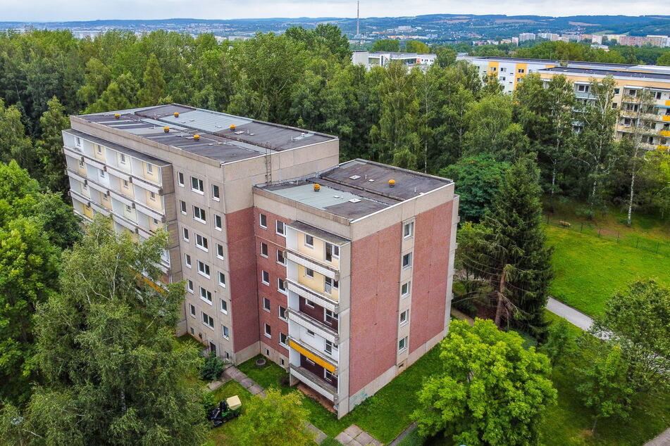 Blick auf den Wohnblock in der Friedrich-Viertel-Straße 66. Die GGG plant hier Solarmodule auf dem Dach.