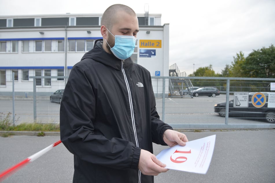 Hobby-Basketballer Claudius Wittig (22) verspürt Symptome und wartet vor Halle 2 an der Messe auf Einlass zu einem Corona-Test.