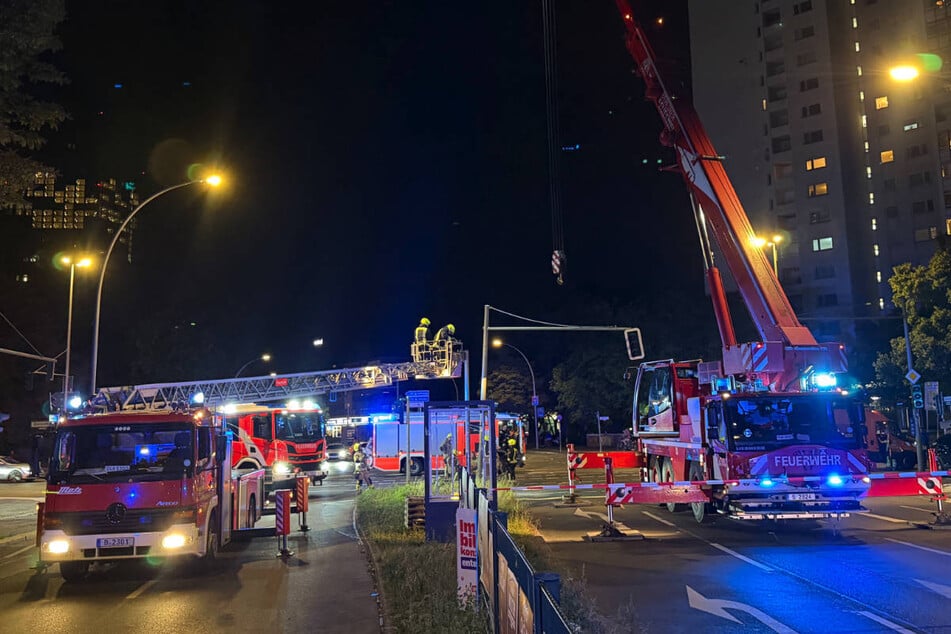 Die Feuerwehr ist mit einem Kran angerückt, um die Ampel zu sichern.