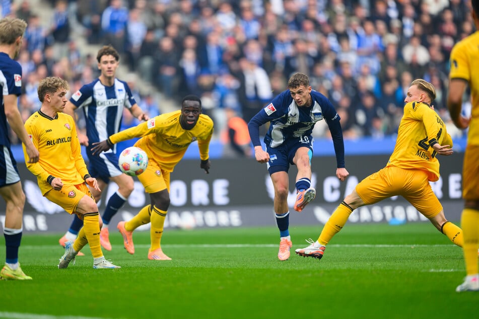 Michael Cuisance (2.v.r.) schlenzt das Leder ins Tor, die SGD-Profis können nur zuschauen.