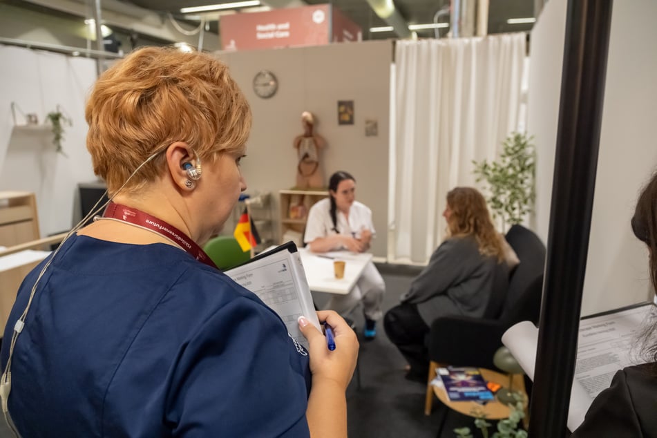 Annas Umgang mit den Patienten wird von einer Jury bewertet.