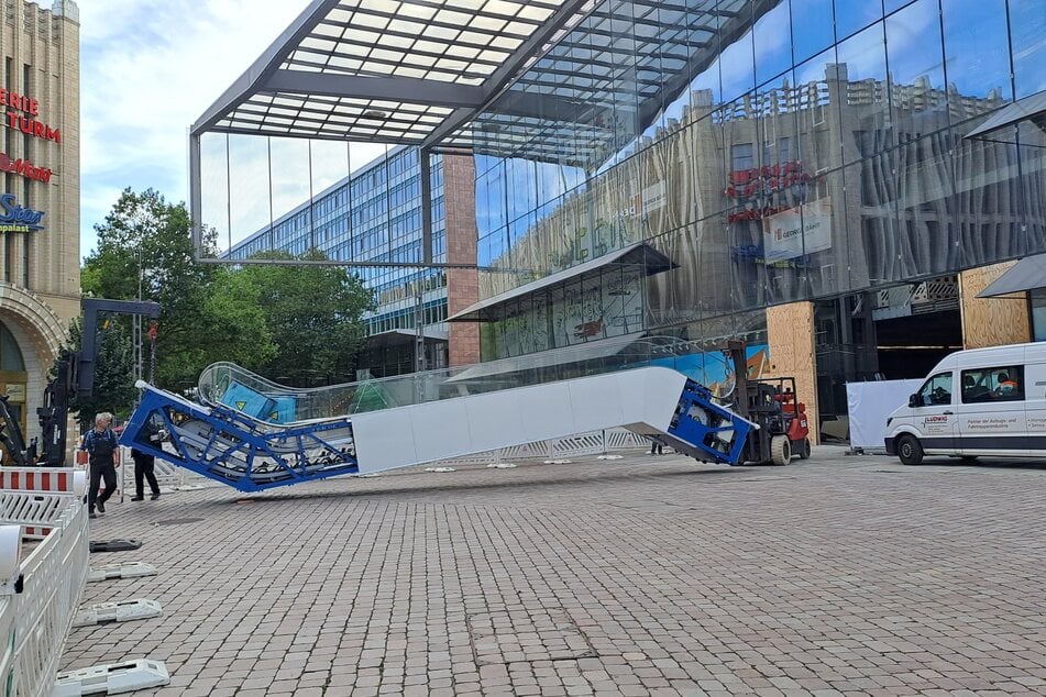 Am Dienstag wurde eine neue Rolltreppe in das Gebäude gefahren.