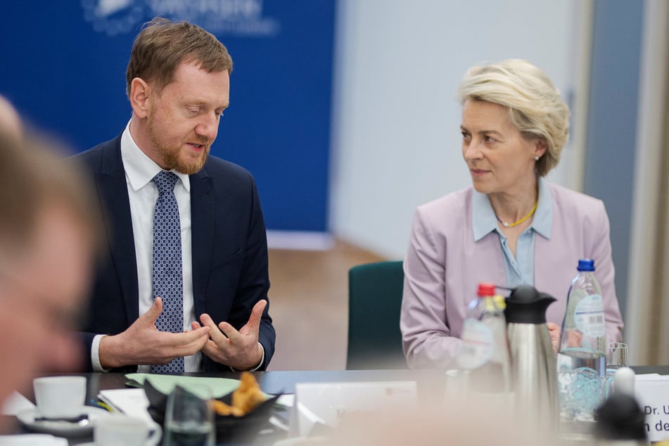 Sachsens Ministerpräsident Michael Kretschmer (49, CDU) im Gespräch mit EU-Kommissionspräsidentin Ursula von der Leyen (65, CDU) beim Besuch des sächsischen Kabinetts in Brüssel.