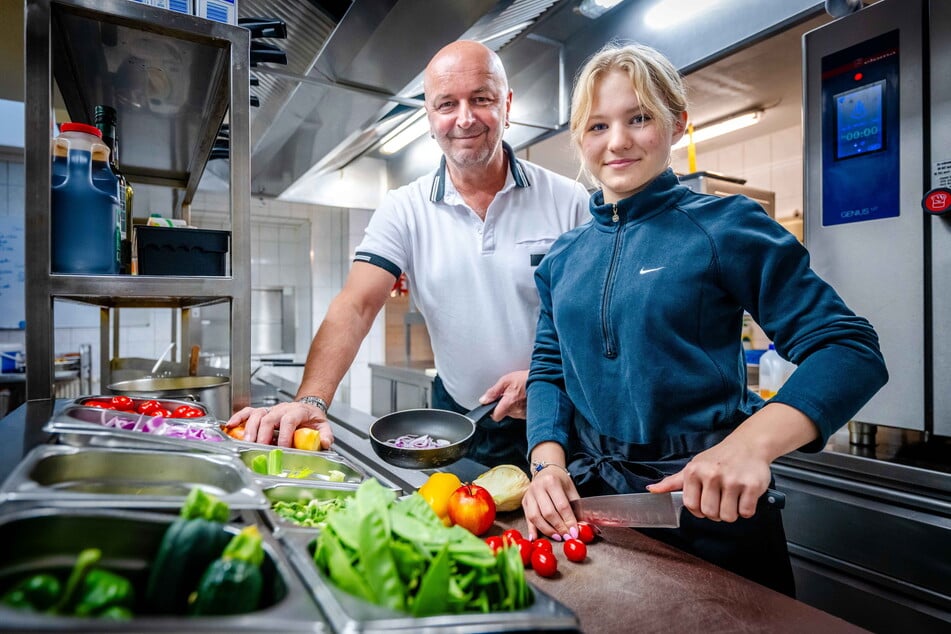 Malou Hollweg (13) und Dirk Gust (56) schnippeln gern gemeinsam in der Restaurantküche.