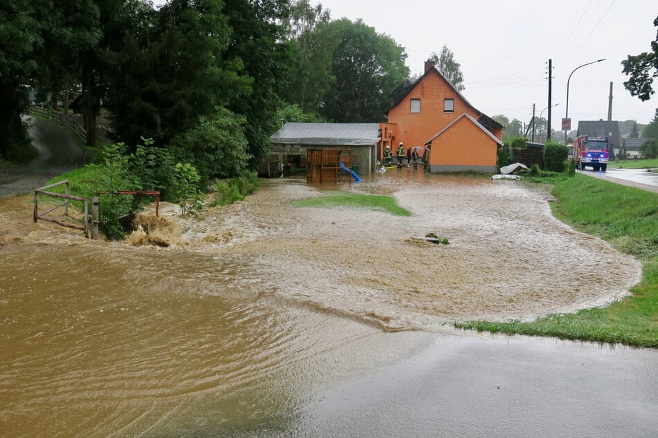 In Raschau-Markersbach überflutete ein Bach mehrere Anwesen.