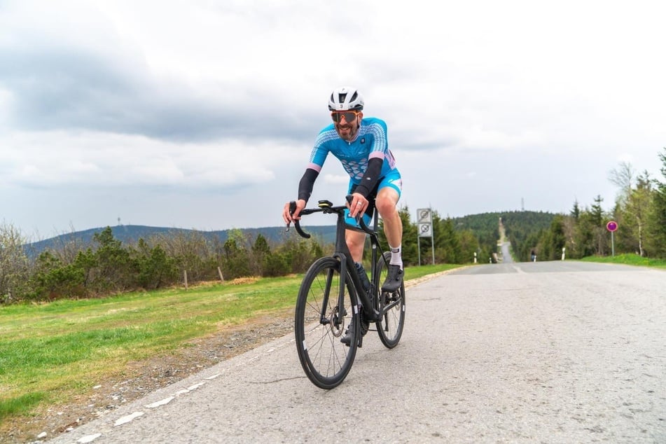 Hagen Schanze (55) kämpft sich auf den letzten Metern der Strecke am Fichtelberg zum Ziel. Foto: Marie Ceres Dornbusch