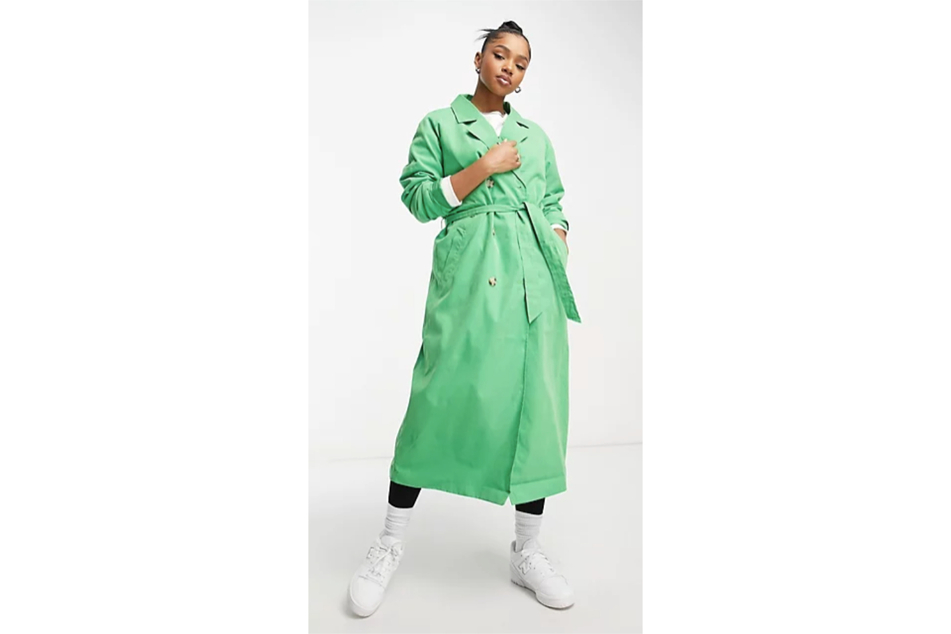 Der grüne Oversize-Trenchcoat von JDY bringt Farbe ins Spiel und sorgt unter Modebewussten für Begeisterung.