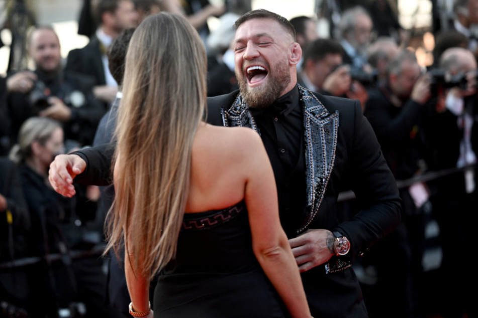 Auf den Filmfestspielen in Cannes hat Conor McGregor (34, r.) schon mal auf dem roten Teppich