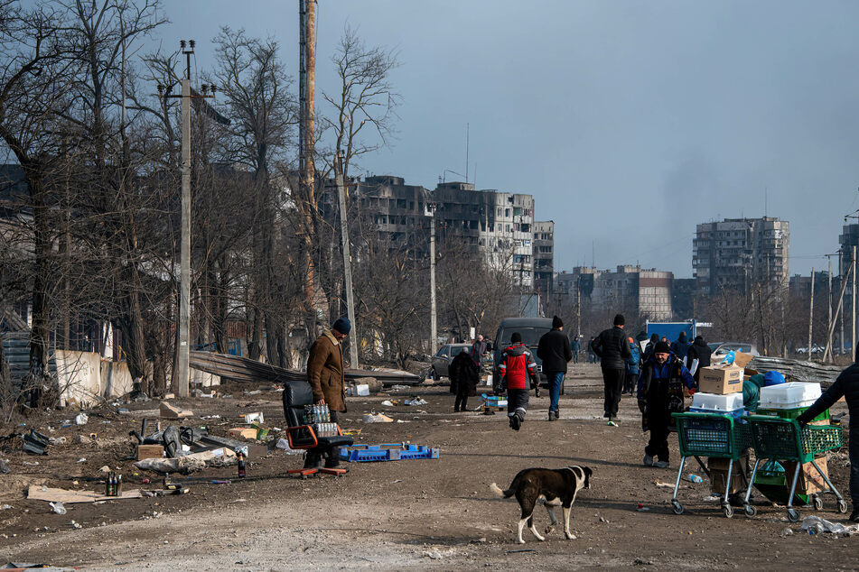Ukraine-Krieg, Tag 24: Tausende flüchten aus besonders umkämpften Gebieten