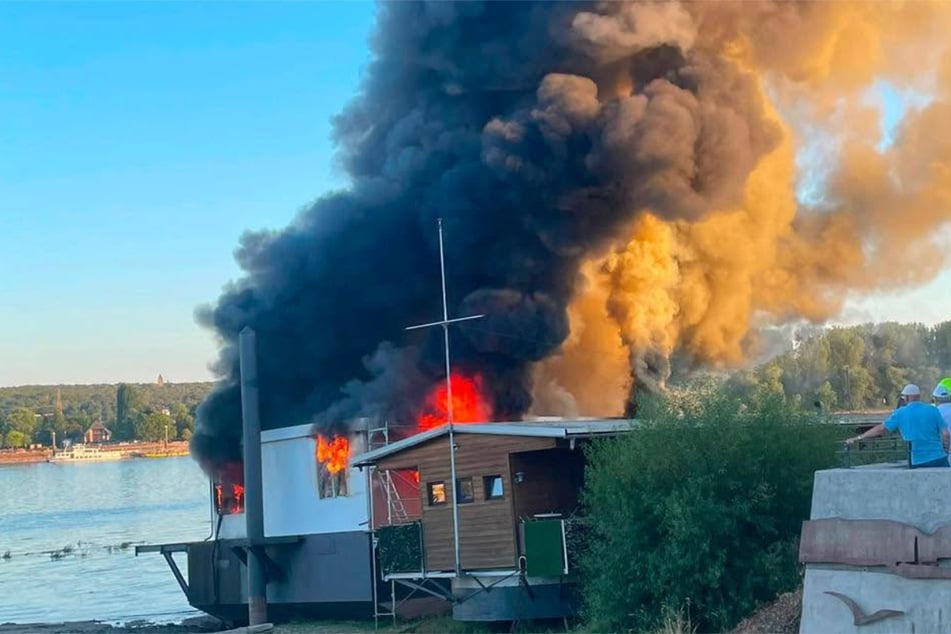Der Neubau des Restaurantboots "Die Schwabbel" stand am Donnerstagabend lichterloh in Flammen.