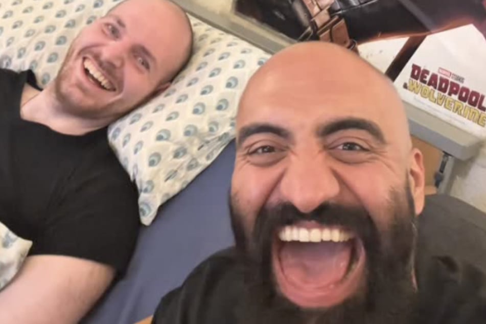 Pfleger Rashid Hamid (32, r.) hatte am Sonntag die letzte Nachtschicht im Rahmen der Betreuung seines Patienten Heiko (l.).