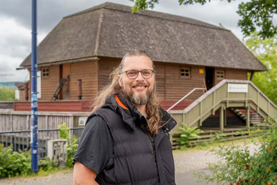 Simon Becker vor der historischen Holzschiffsmühle in Magdeburg.