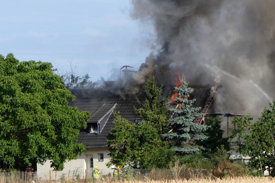 Dachstuhl steht lichterloh in Flammen: Feuerwehr löscht, doch plötzlich wird Wasser knapp