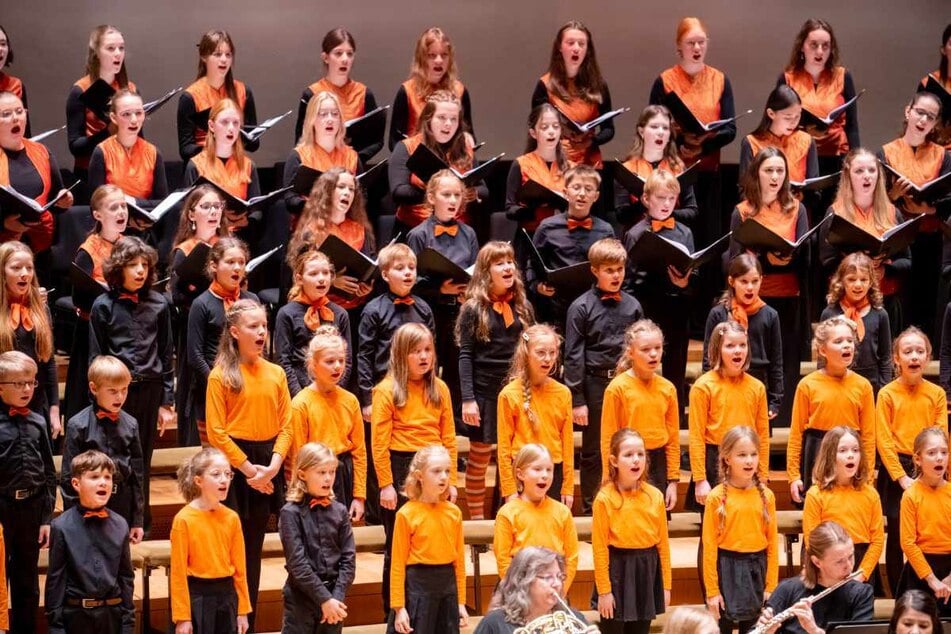 MDR-Kinderchor steht auch auf der Bühne.