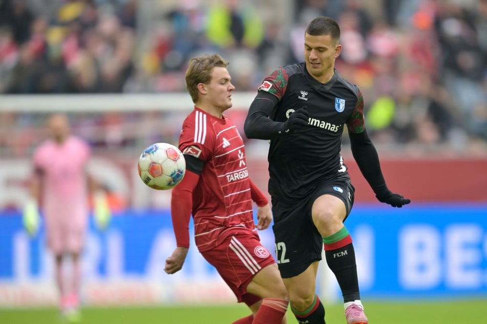 Für Mateusz Zukowski (24, r.) war das Hinrunden-Duell mit Düsseldorf der erste Einsatz im Magdeburger Dress.