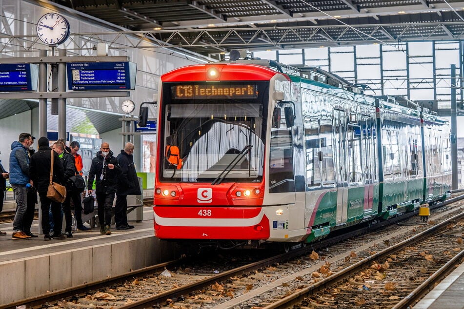 Ab Montag fahren auf den Linien C13 und C14 ab Technopark Busse statt Bahnen. (Archivbild)