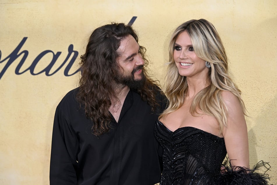 Tom Kaulitz (35) erzählt in seiner Netflix-Doku, wie er Ehefrau Heidi Klum (52) kennenlernte.