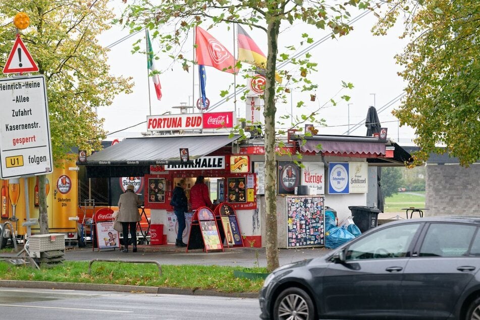 Die Trinkhalle am Rheinufer ist seit Jahren ein beliebter Treffpunkt für die Fans von Fortuna Düsseldorf.