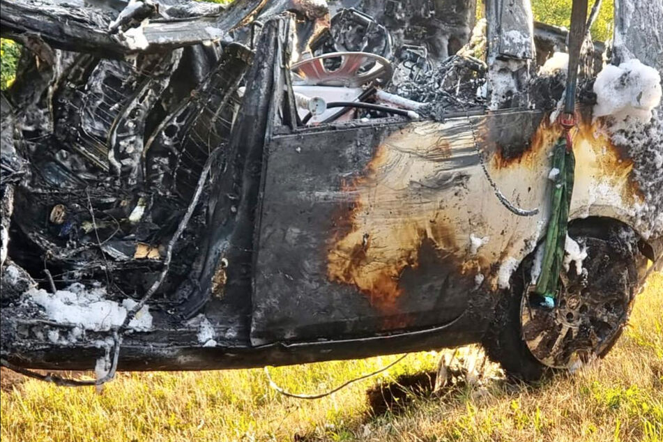 Unfall A9: Todesdrama auf A9: Skoda geht in Flammen auf, Fahrerin hat keine Chance