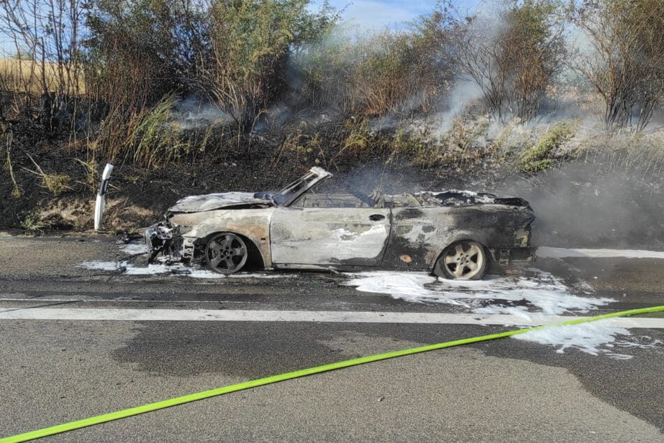 Ein Auto der Marke Saab ist am Freitagabend auf der A3 bei Brechen komplett ausgebrannt.