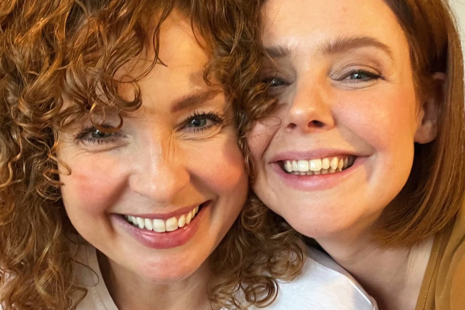 Maria Wedig hat bei GZSZ die Serienmutter von Olivia Marei (36) gespielt und betreibt mit ihrer GZSZ-Kollegin den Podcast "Muttivierend ehrlich".