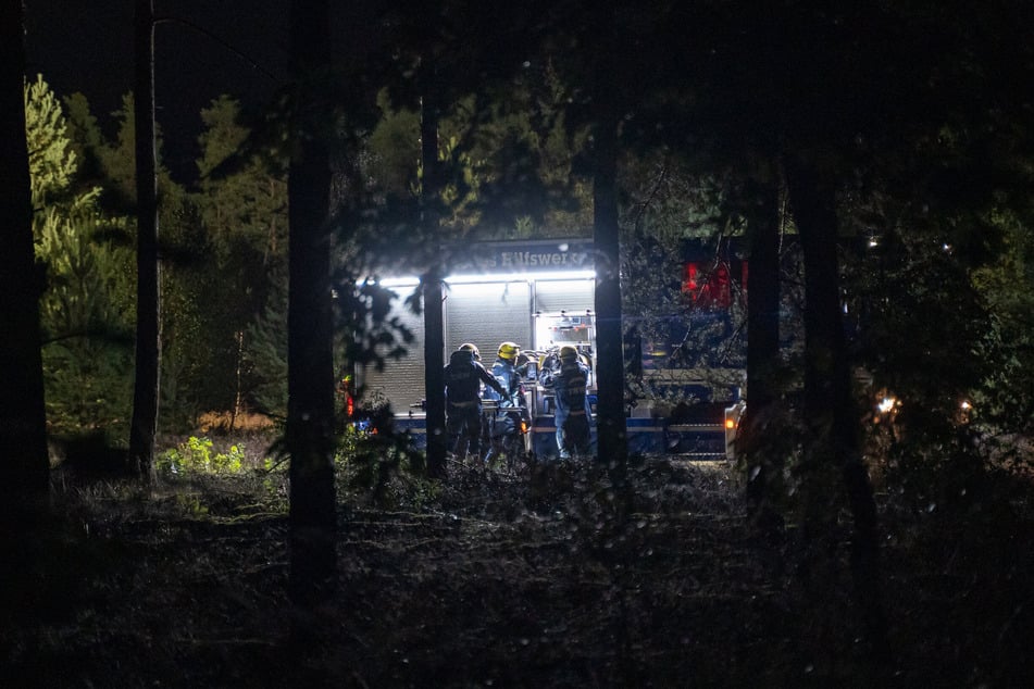 Bis tief in die Nacht untersuchten die Einsatzkräfte den Tatort, sicherten das Gelände und machten sich mit den Sprengvorrichtungen vertraut.