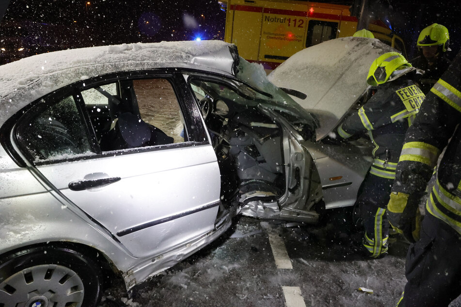 Dieser BMW krachte am Freitagabend in Chemnitz mit der Beifahrerseite gegen eine Ampel - Totalschaden.