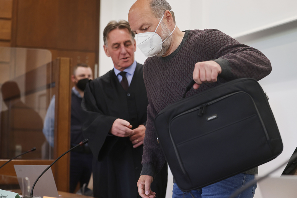 Thomas Drach (61) erschien mit seinem Laptop, auf dem er die Prozess-Akten lesen kann, im Gericht in Köln.
