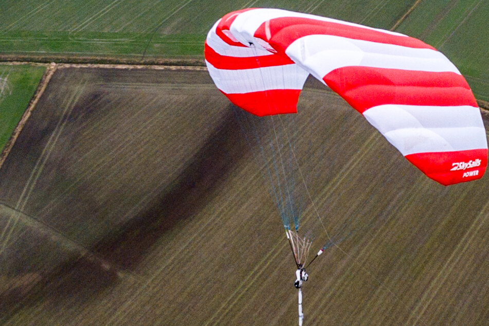 Die Flugwindkraftanlage von Syksails fliegt über norddeutsche Äcker.