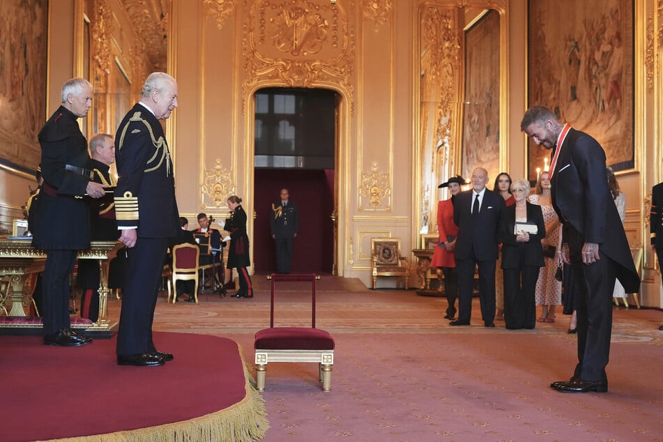 Der frühere Star-Kicker und Posterboy David Beckham (50, r.) verbeugte sich vor "seinem" König Charles ...